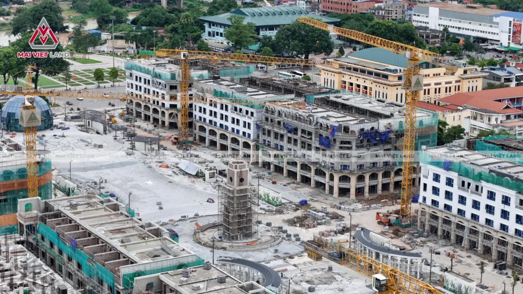 Ảnh thực tế tháp đồng hồ và các dãy shophouse Central Square Thái Nguyên