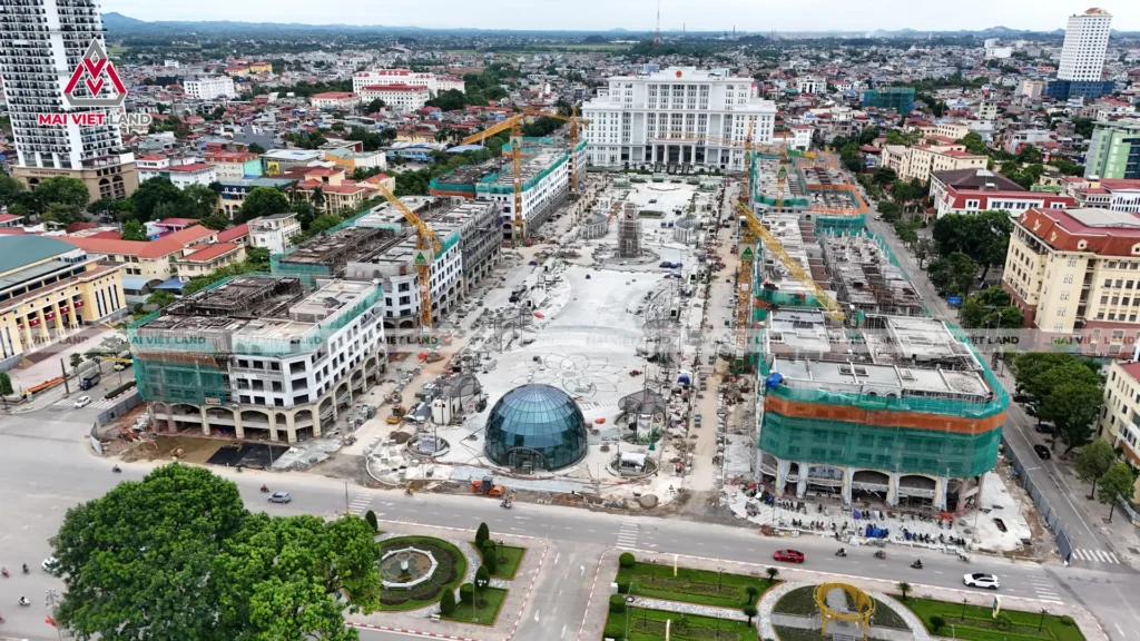 Ảnh flycam toàn cảnh Central Square Thái Nguyên với mái vòm kính lối xuống trung tâm thương mại